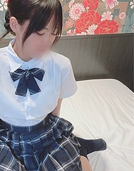 被大叔們圍住。人生第一次大量顏射和大量中出。