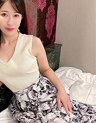 獨家販售【無修正】放縱的前空姐名流妻子（28歲）即使有丈夫仍渴望他人肉棒的過於淫蕩的美人妻，與她在白晝進行的濃厚酒店性愛!! 她主動騎上勃起的陰莖進行活塞運動・・・。