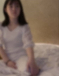 ※截至13日初次限定80％OFF※【露臉】【中出】在他人棒下翻白眼瘋狂高潮的保育士人妻，在光天化日之下展現了極度淫亂的一面。