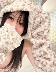 超可愛的小個子現役●JD♥穿著豹紋服裝挑逗慾望，淫亂覺醒！不顧前後地接受濃厚精液在陰道深處的全部過程！