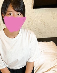 ♀186 樸素且笑容滿面的明日香當然有陰毛，檢查內褲時臉紅，在鏡頭前全裸感到害羞，但被生肉棒弄得喘息，最後半外半內射 ★特典為無碼及陰道內攝影