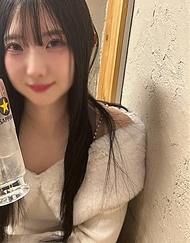 介紹了一位長得像那位超有名偶像的青春洋溢大**ちゃん，帶回家後發現她完全不像外表那樣，竟然是個超級色情的女孩，做了非常刺激的愛愛、、、