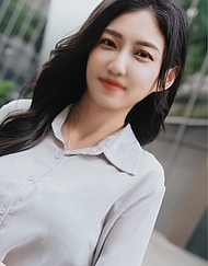 IT業界的新人，風格出眾的超級美女。平時認真的模樣在看到黑色巨根後瞬間改變。從下班到上班，激烈活塞運動達到高潮，潮吹不停。