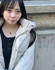 ※※與青梅竹馬久違相見，發現她已擁有H罩杯的成熟身材，於是一邊聊著往事，一邊進行大人的遊戲，展開禁忌的中出性愛。