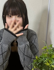 【初次拍攝】【半外半中】擁有輕柔性格，無論拜託什麼都會微笑著說「好啊♡」，雪一般潔白的美巨乳搖曳，敏感度高的有毛敏感私處，半外半中地注入精子。