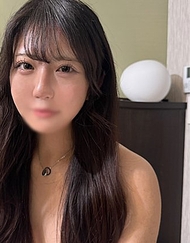 19歲美容系身材出眾的專科學生梓醬。穿著護士服搭配白色過膝襪，襪子緊貼肌膚，柔軟美臀被猛烈衝擊。緊緻無毛的小穴被大量內射。