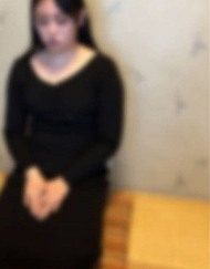 .【無修正】【後篇】一如既往地欠著錢卻依然一臉厚顏無恥和傲慢態度的熟女人妻，因此用兩根陌生肉棒猛攻並中出。