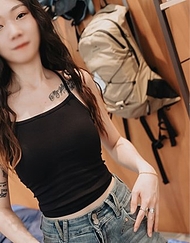 .【初次拍攝】膚白纖細、擁有傲人美臀的衝浪店店員美女。從認真的接待態度一變，面對巨根露出癡態噴水！痙攣高潮中，美乳被濃稠白濁精液噴灑。