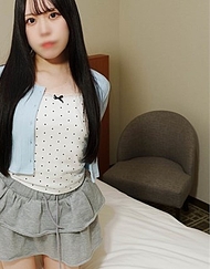 .膚白腿長纖細美臀。把看似傲慢的酒吧店員搭訕後進行無套性愛。最後她變成極度順從的M屬性，連續接受了兩次內射。