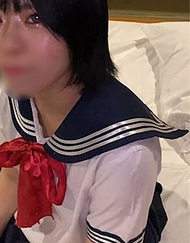 【未遮擋臉部曝光】她穿水手服真好看，所以我給了她一個充滿唾液的吻，然後把我的精液注入她的體內，接著興奮起來，在她凌亂的水手服裡射了她一臉。