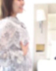 【私人拍攝，無刪減】【3P】兩個壯漢在一位剃光陰毛、皮膚白皙、天真無邪的鋼琴老師體內射精