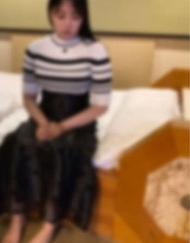 .【無修正】【3P】雖然眼神帶著反抗，說著「不要亂來」，但女性的身體卻被玩弄。