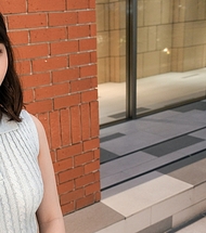 美人柏青哥店員因為僅靠自慰無法滿足而來了！白皙且豐滿的臀部讓性慾爆發！因為積壓過多的慾求不滿，她忍不住在「好舒服！」的感覺中達到高潮，那模樣實在太色情了！【初次拍攝】網路上AV應徵→AV體驗拍攝 2483