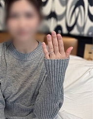 結婚戒指閃耀奪目！【無】【不倫中出】與性慾旺盛的美麗人妻進行不倫性愛。她滿臉喜悅地盡情口交，用堅硬的他人肉棒激烈地扭動腰部。握著手，展示戒指的同時懇求中出的極度變態。※有特典