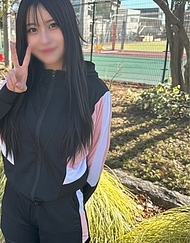 【初次拍攝】※擁有10年游泳部經驗的運動系美女。為了事業被大尺寸伸展，多次痙攣。經過運動鍛鍊的緊緻超名器，滿滿中出。