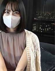 在美術大學就讀的三年級學生，平時在咖啡廳打工，趁著短暫的假日進行自拍約會！