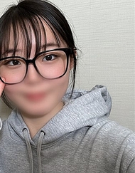 【初次拍攝】19歲文學系的書呆子女生。稚嫩的大學生因缺錢而申請拍攝。被大叔激烈抽插，痙攣中翻白眼，即使說【不要射在裡面...】也無視！在濃密毛髮的私處中出