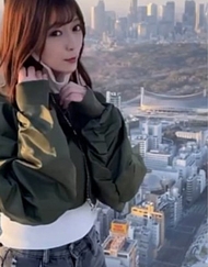 國際線空服員內定已定，2023年選美大賽冠軍獲得者。在大學最後一年，抱著內定可能被取消的覺悟出演，徹底墮落的影片。-建議盡早購買-