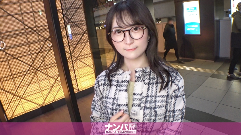 真實搭訕，首次拍攝。2191 用草莓作為誘餌，搭訕到一位戴眼鏡、皮膚白皙的認真系素人！外表看起來正經，但其實有過不倫經驗！內褲底下是連肛門都長滿的濃密毛髮！因為性格認真，被要求時連肛門都舔得乾乾淨淨，十分順從！最後我把我的「煉乳」噴在她臉上作為回禮w