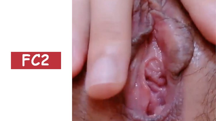 大膽展示的黑色長髮、皮膚白皙的清純小姐