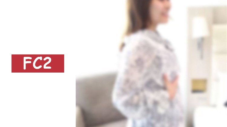 【私人拍攝，無刪減】【3P】兩個壯漢在一位剃光陰毛、皮膚白皙、天真無邪的鋼琴老師體內射精